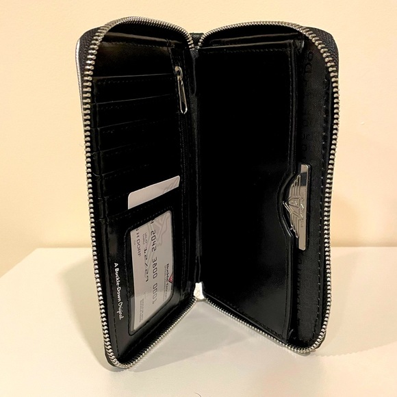 Buckle Down Baby Yoda Wallet - Picture 3 of 4